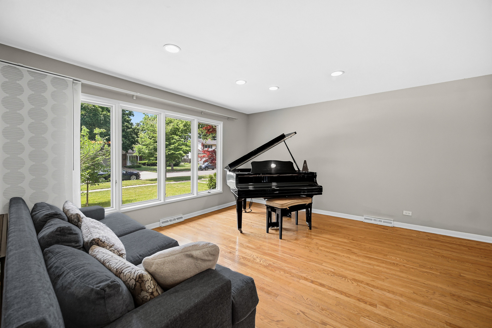 1105 N Hemlock Lane, Mount Prospect, IL 60056
