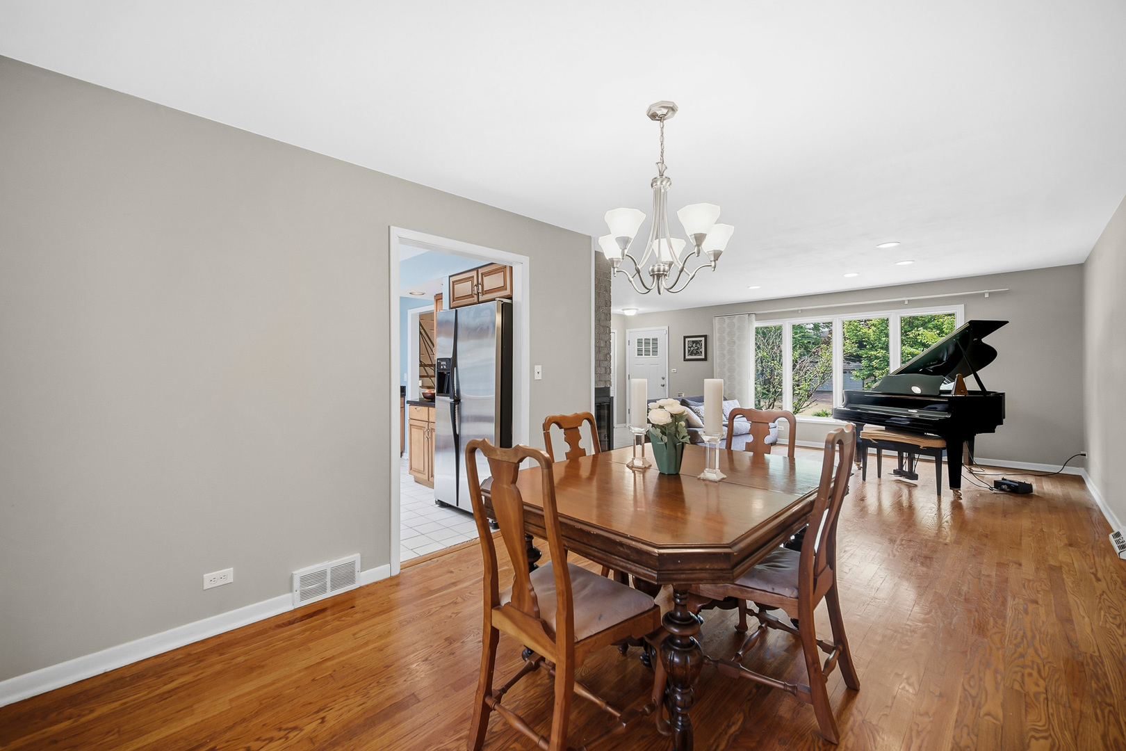 1105 N Hemlock Lane, Mount Prospect, IL 60056