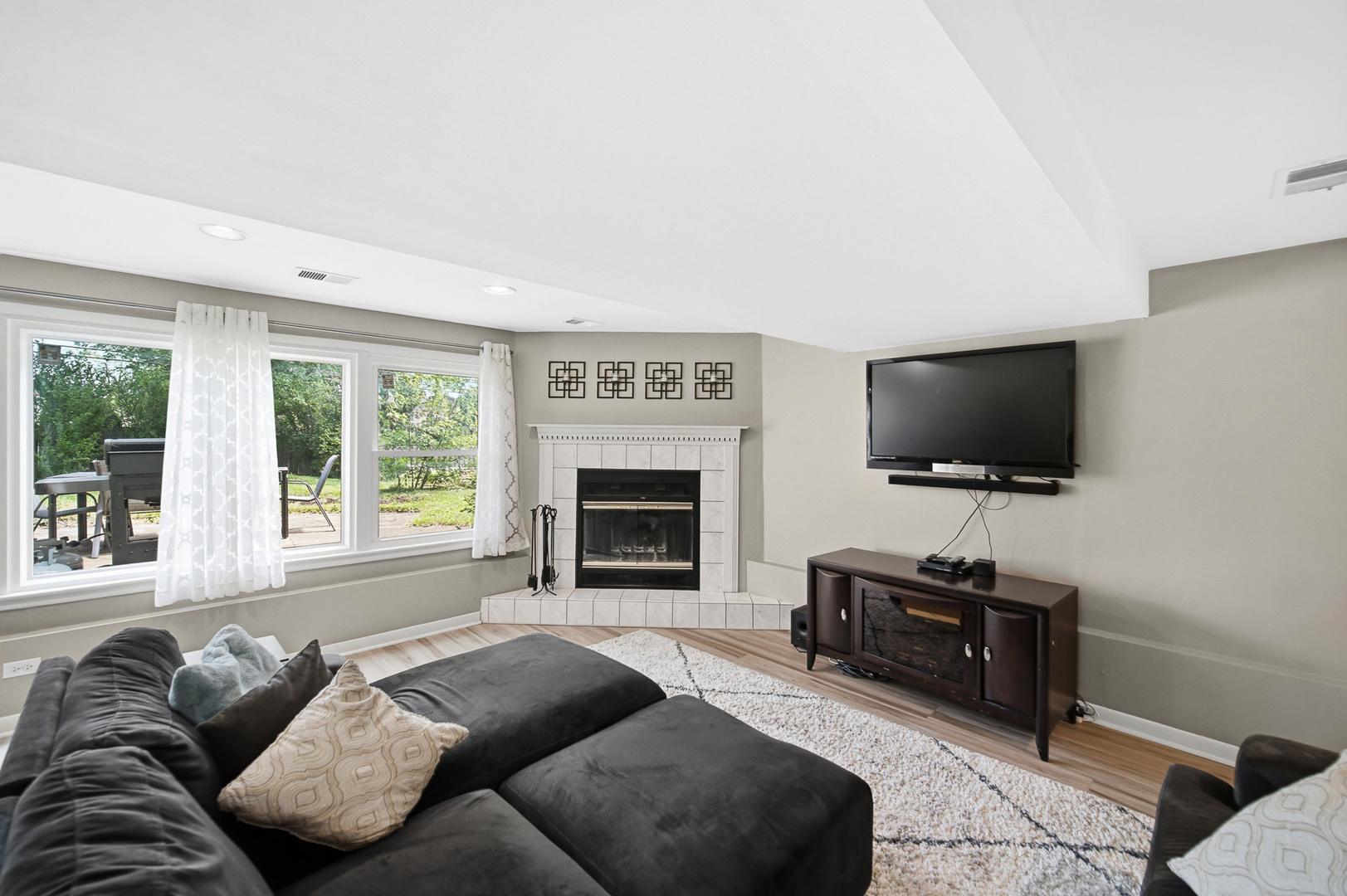 1105 N Hemlock Lane, Mount Prospect, IL 60056