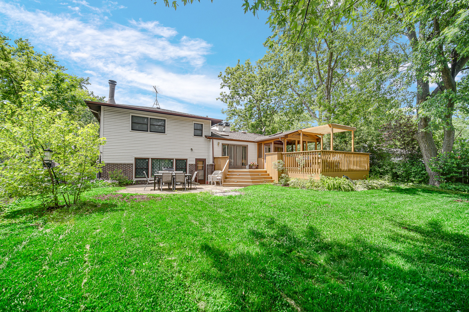 1105 N Hemlock Lane, Mount Prospect, IL 60056