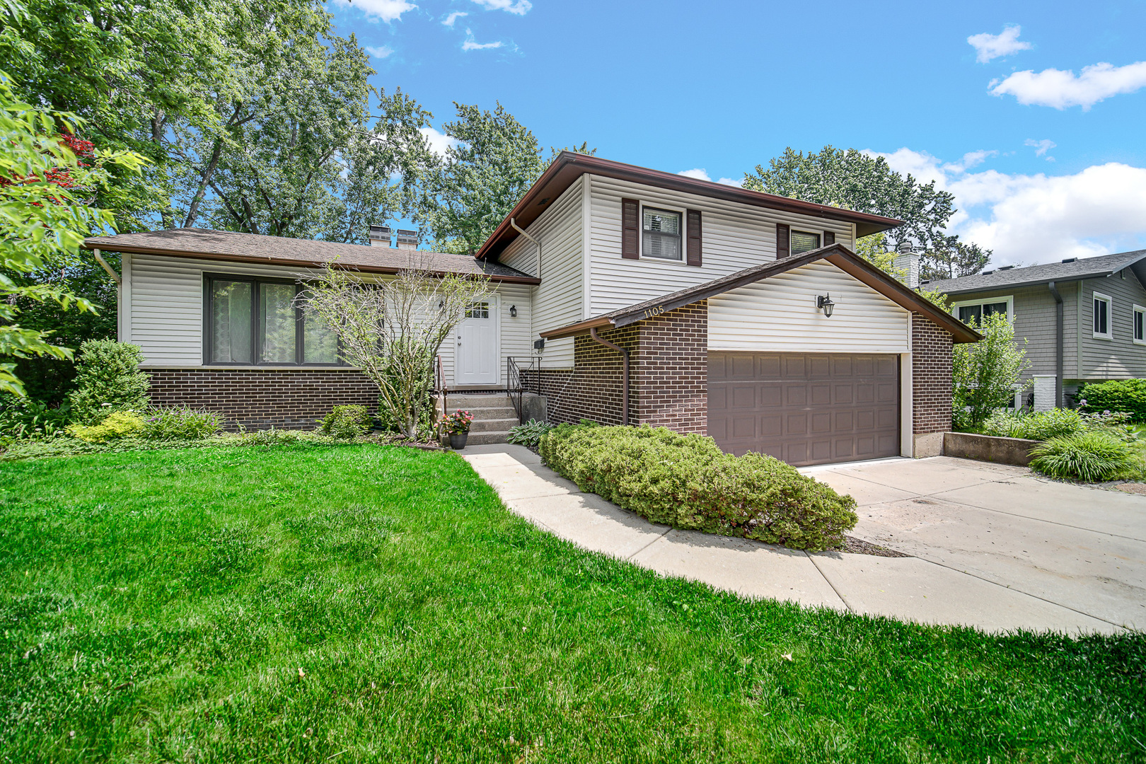1105 N Hemlock Lane, Mount Prospect, IL 60056