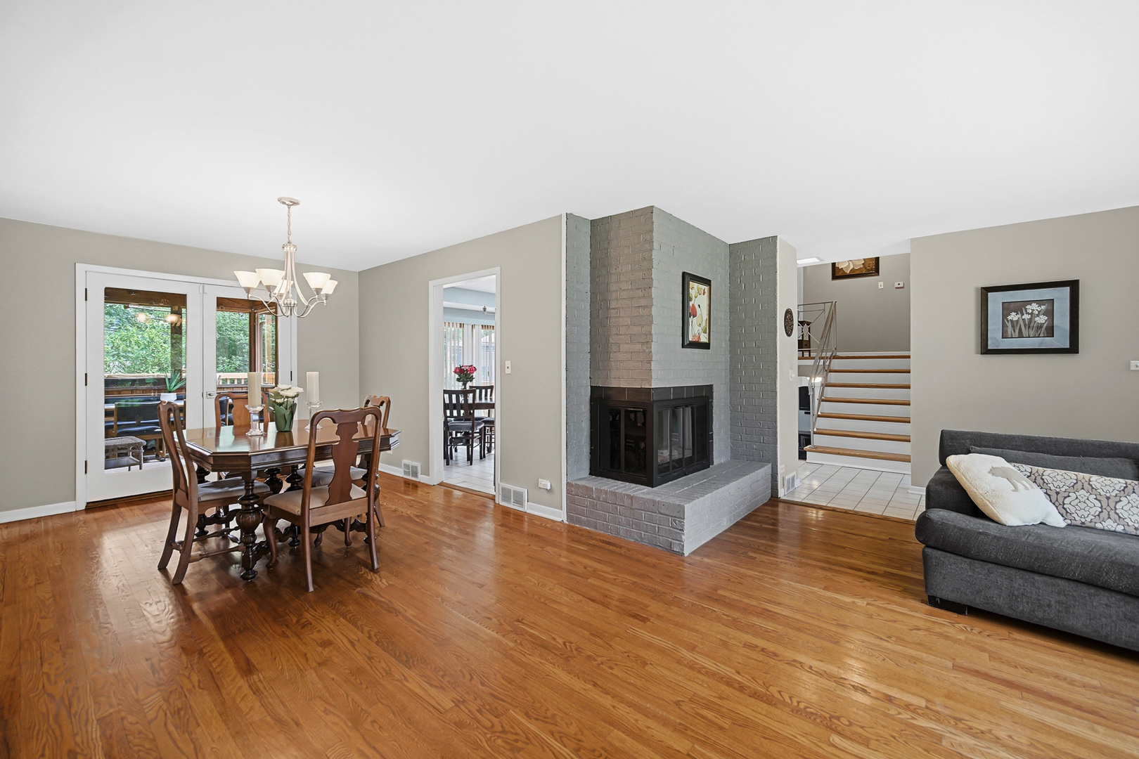 1105 N Hemlock Lane, Mount Prospect, IL 60056