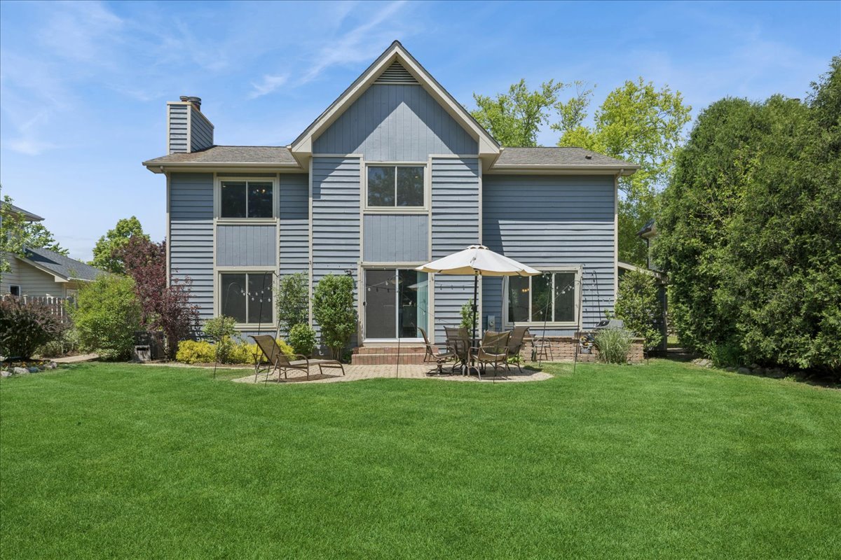 525 Newtown Drive, Buffalo Grove, IL 60089