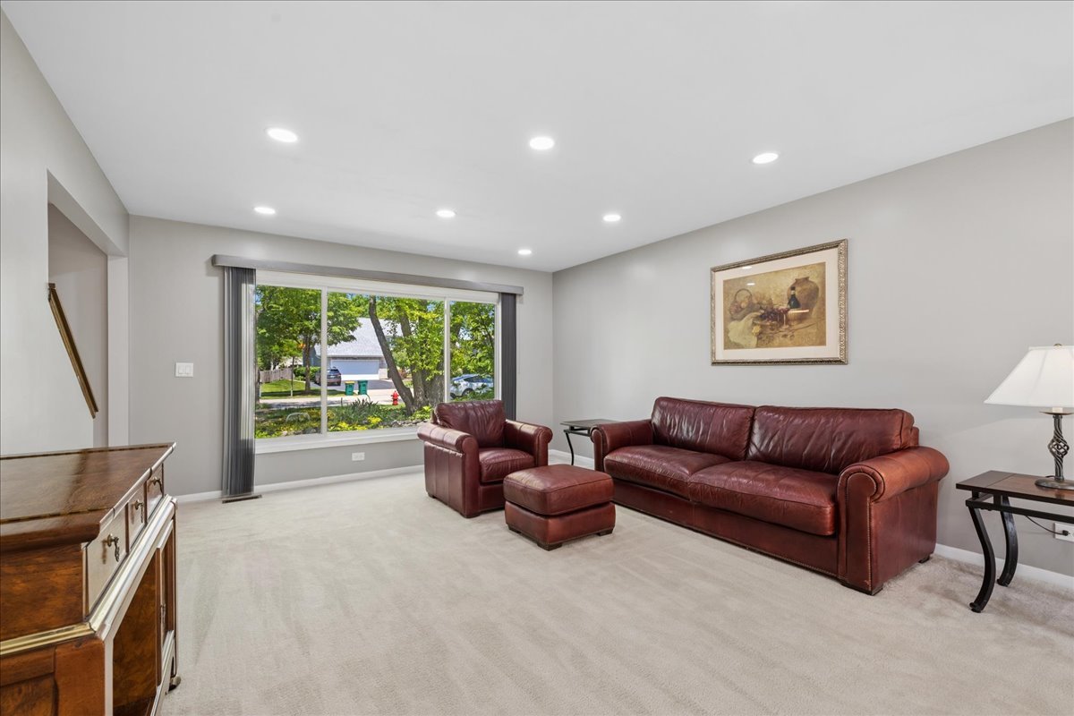 525 Newtown Drive, Buffalo Grove, IL 60089