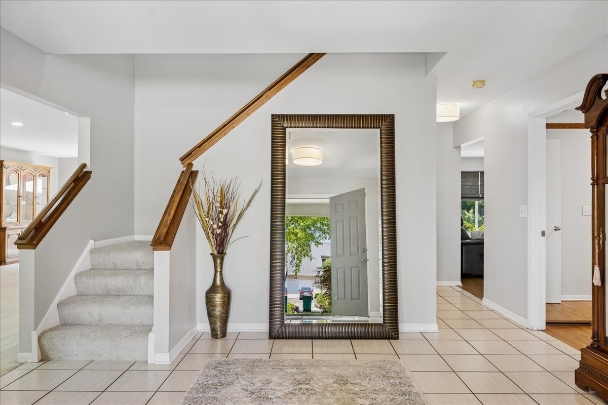 525 Newtown Drive, Buffalo Grove, IL 60089