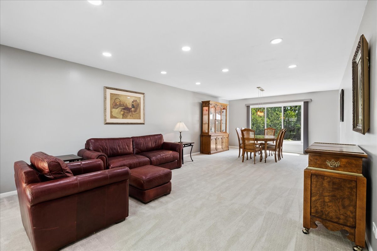 525 Newtown Drive, Buffalo Grove, IL 60089