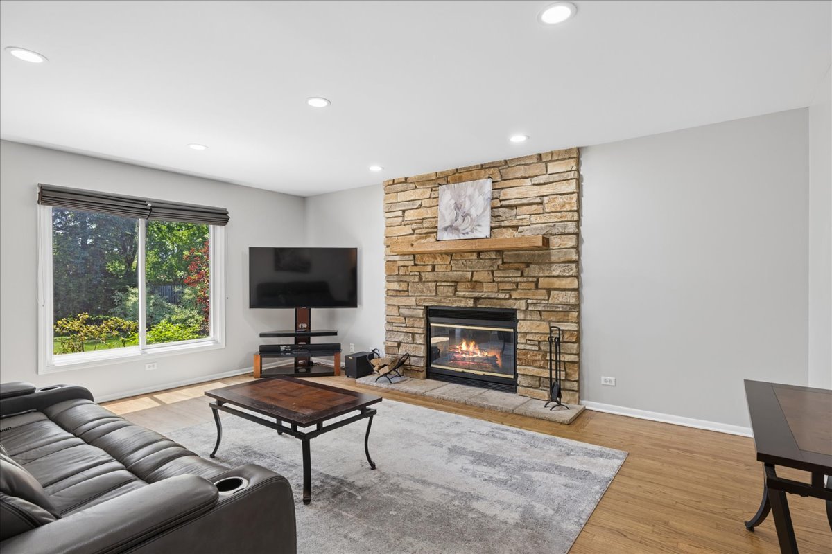 525 Newtown Drive, Buffalo Grove, IL 60089