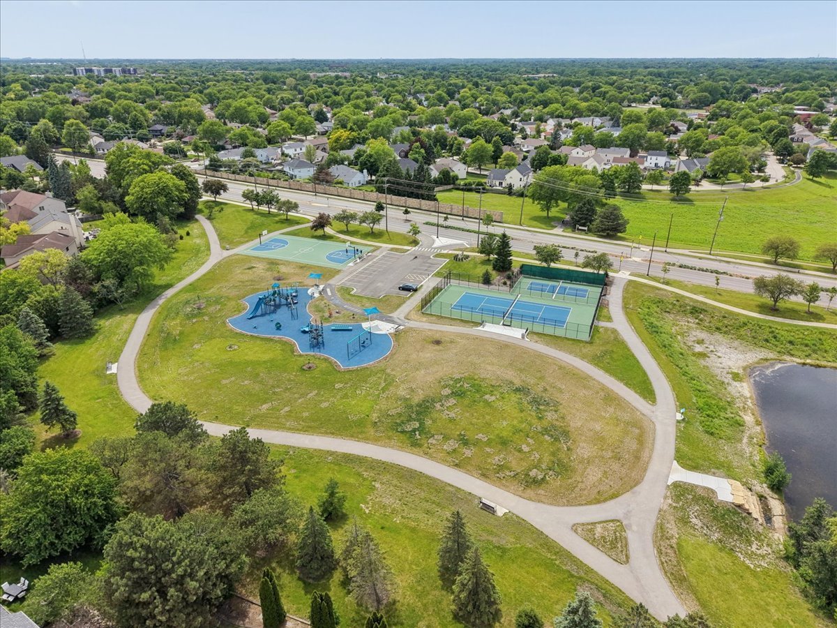 525 Newtown Drive, Buffalo Grove, IL 60089