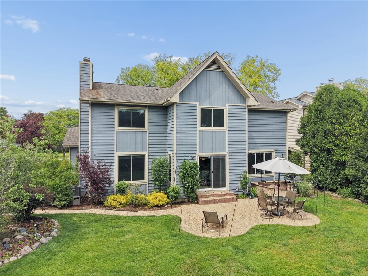 525 Newtown Drive, Buffalo Grove, IL 60089