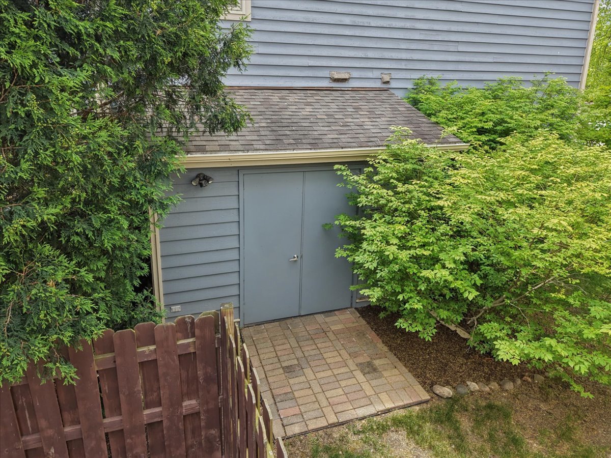 525 Newtown Drive, Buffalo Grove, IL 60089