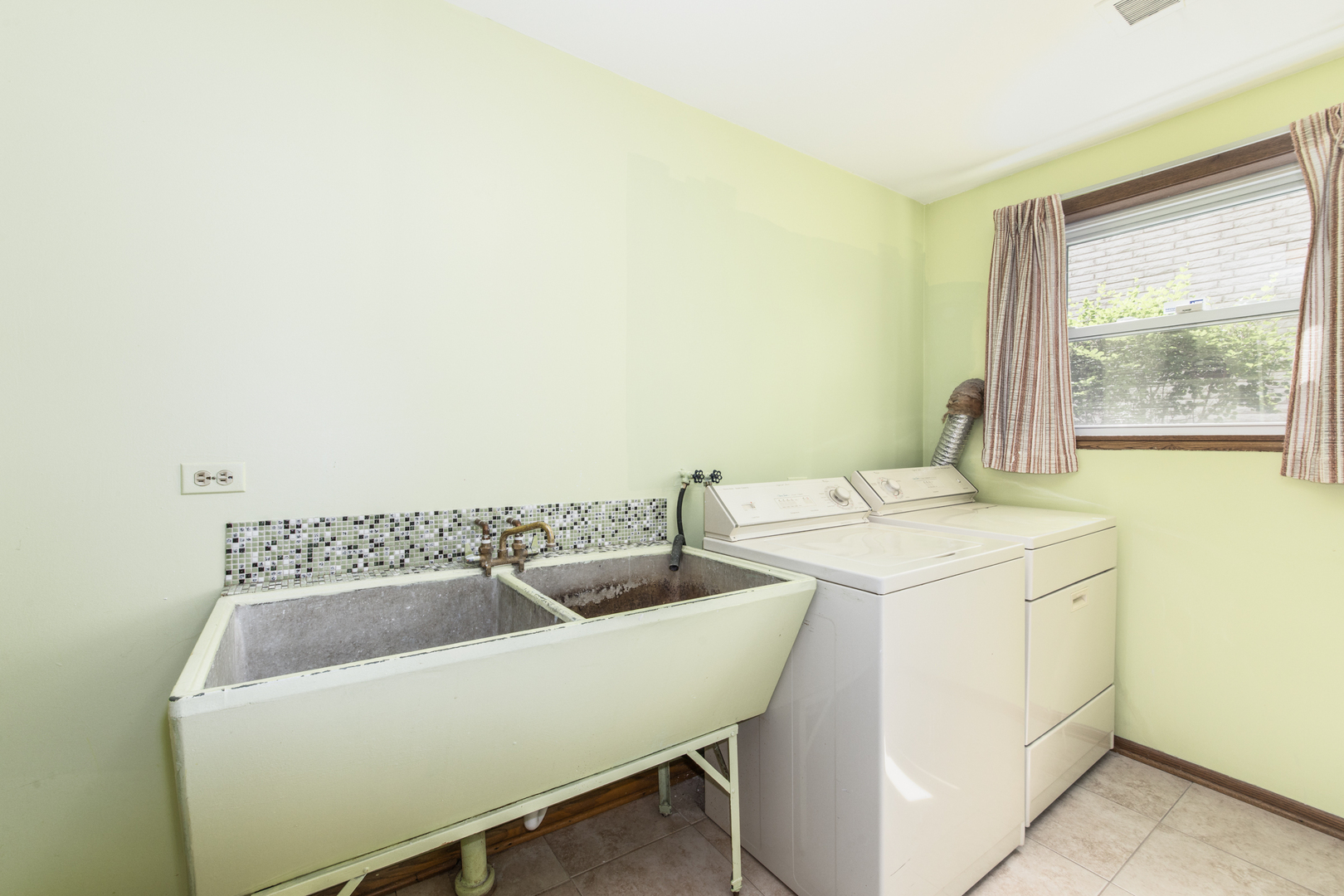 8744 W North Terrace, Niles, IL 60714