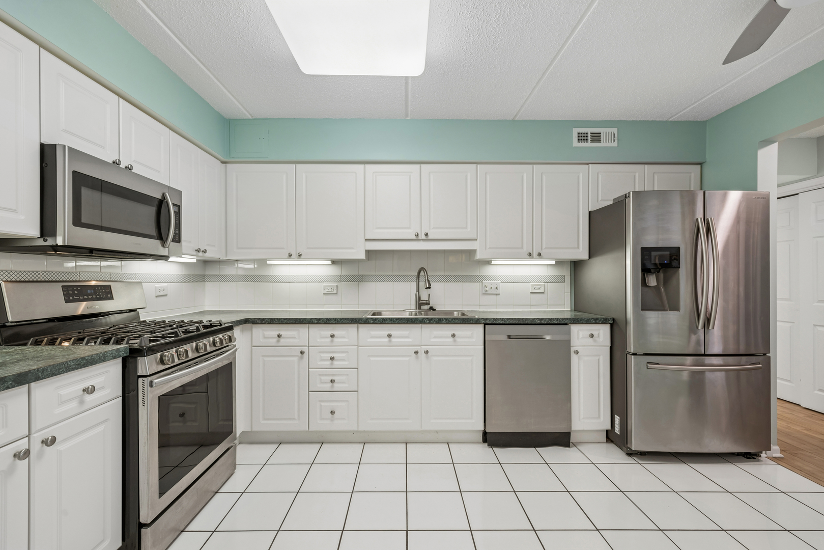 5 S Pine Street #405B, Mount Prospect, IL 60056