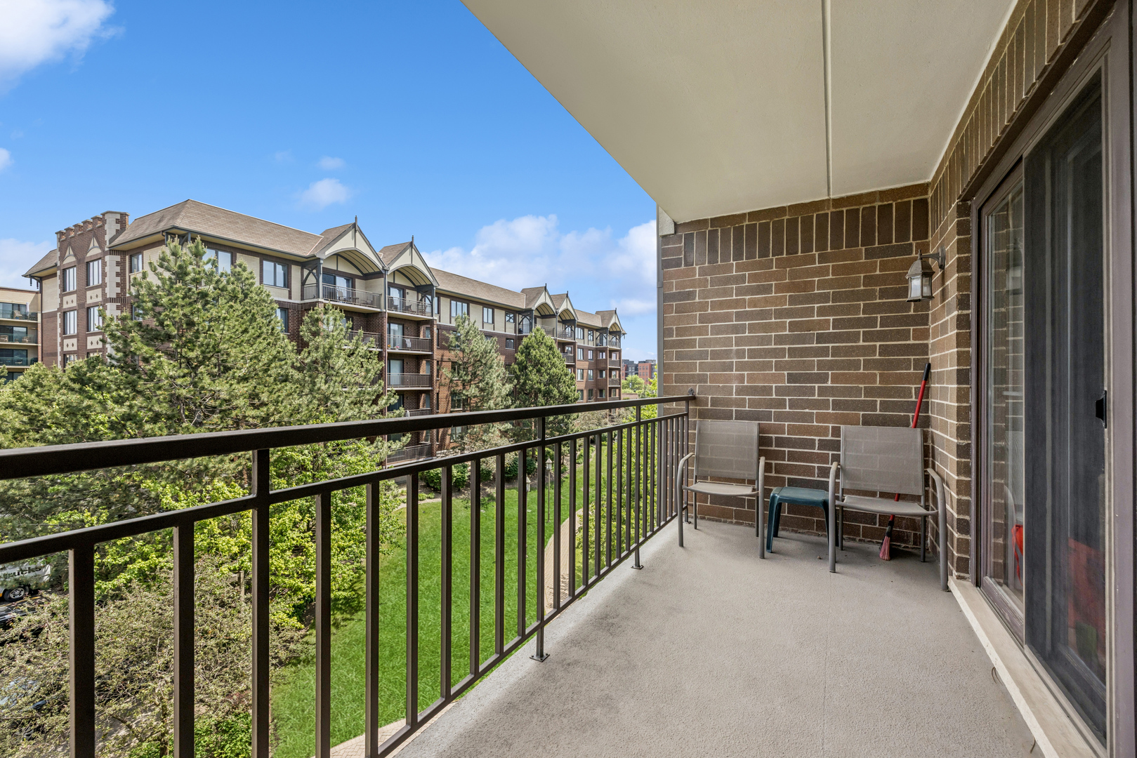 5 S Pine Street #405B, Mount Prospect, IL 60056