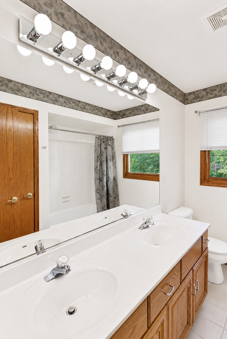 537 W Comstock Avenue, Elmhurst, IL 60126