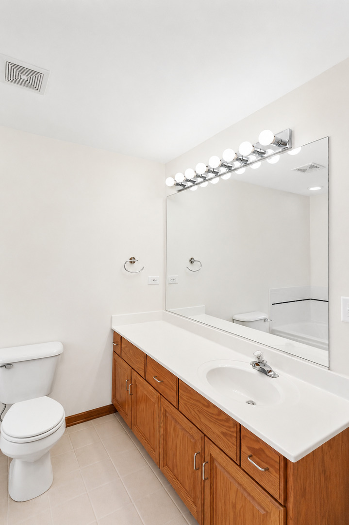 537 W Comstock Avenue, Elmhurst, IL 60126