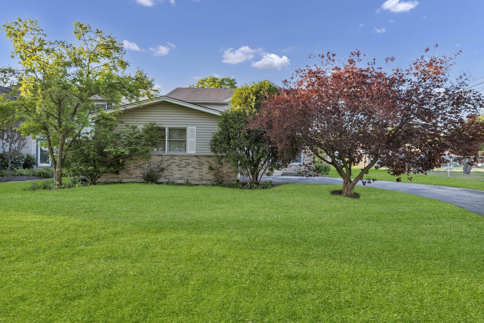 537 W Comstock Avenue, Elmhurst, IL 60126