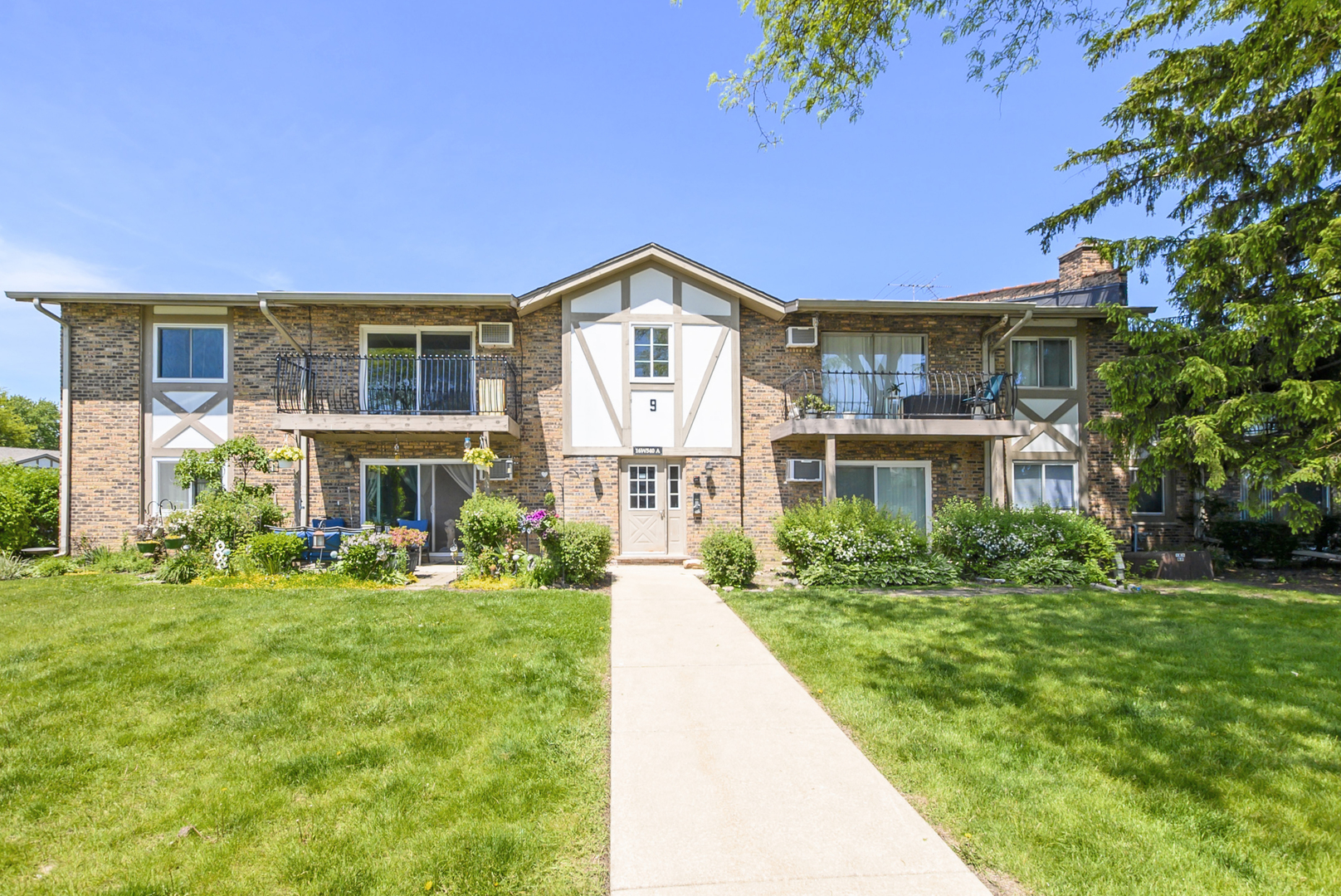 16W540 Lake Drive #9A-201, Willowbrook, IL 60527