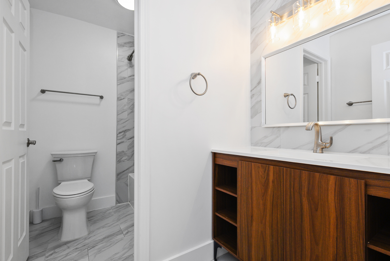 16W540 Lake Drive #9A-201, Willowbrook, IL 60527