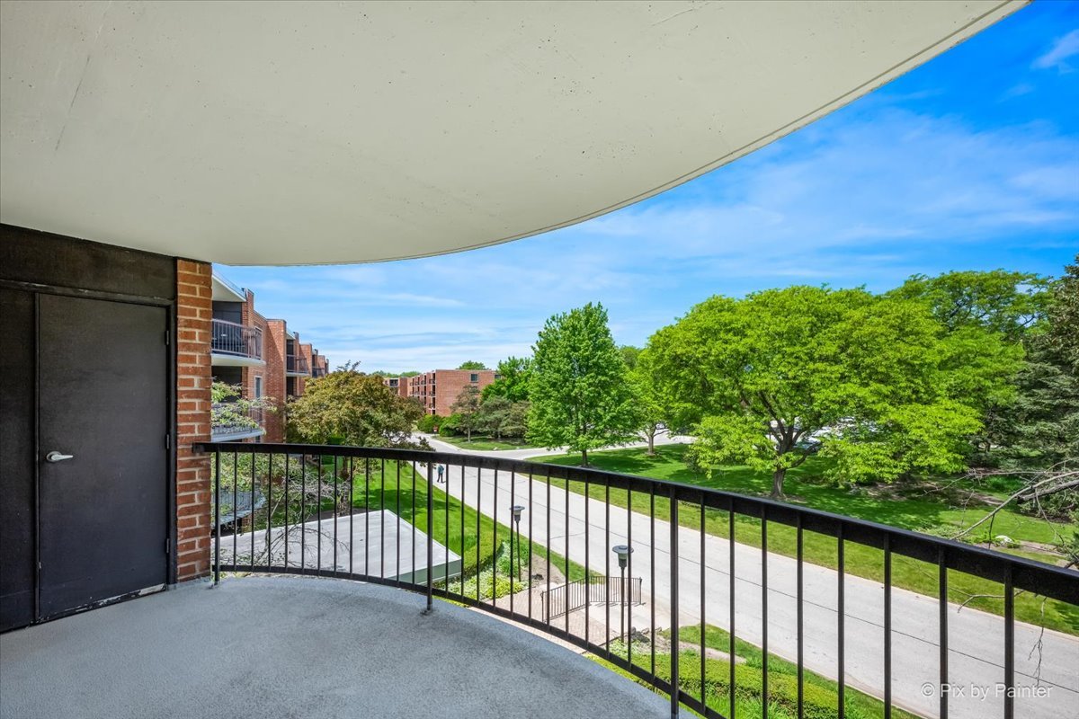 1605 E Central Road #301A, Arlington Heights, IL 60005