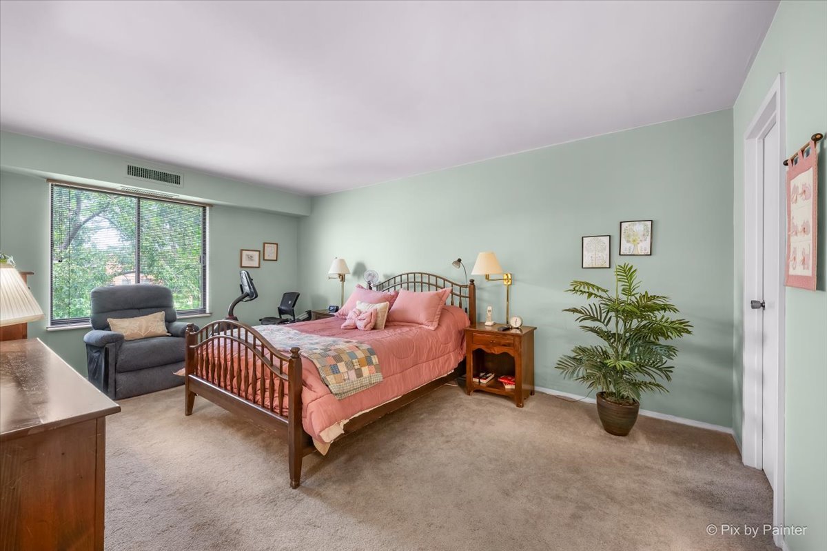 1605 E Central Road #301A, Arlington Heights, IL 60005