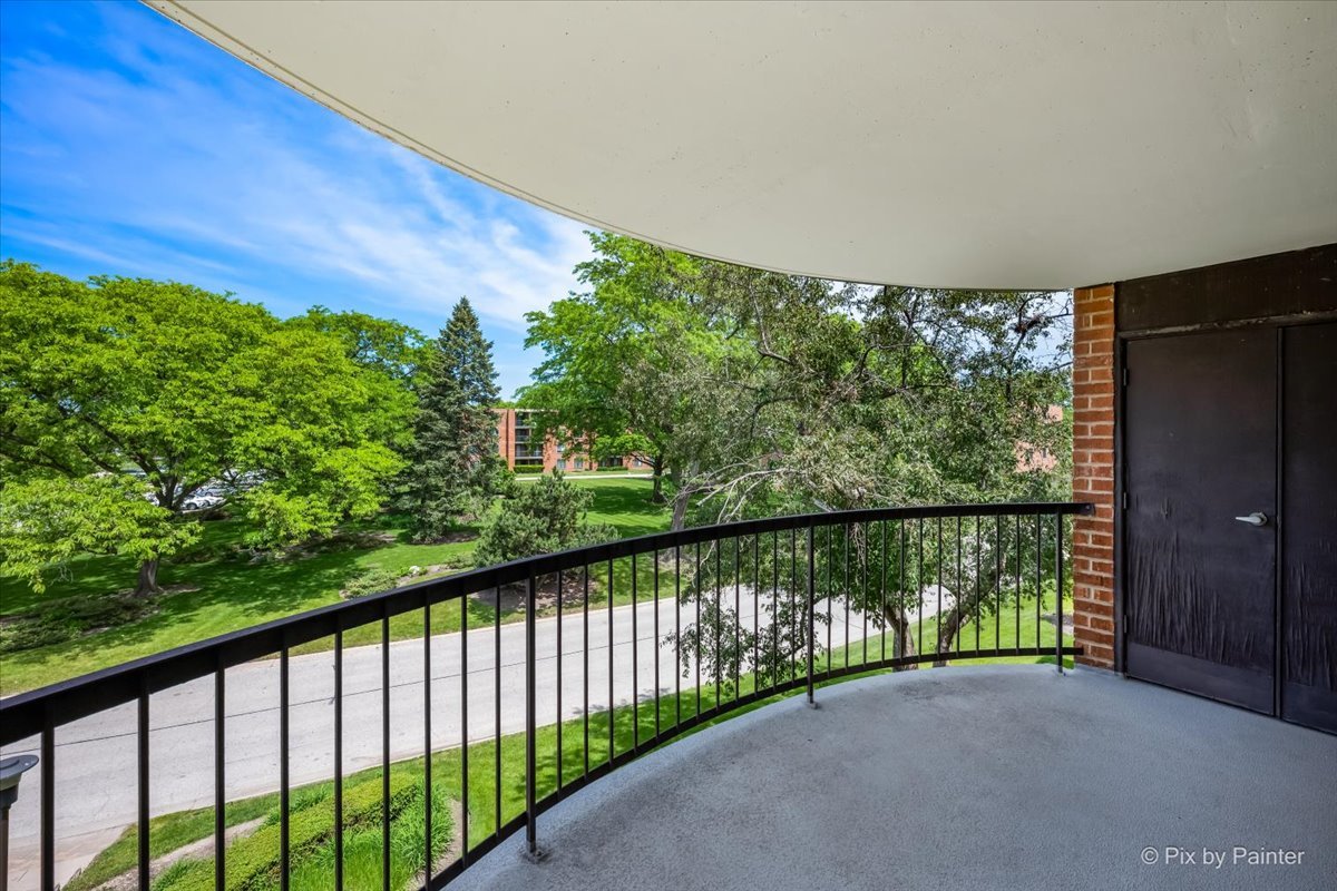 1605 E Central Road #301A, Arlington Heights, IL 60005