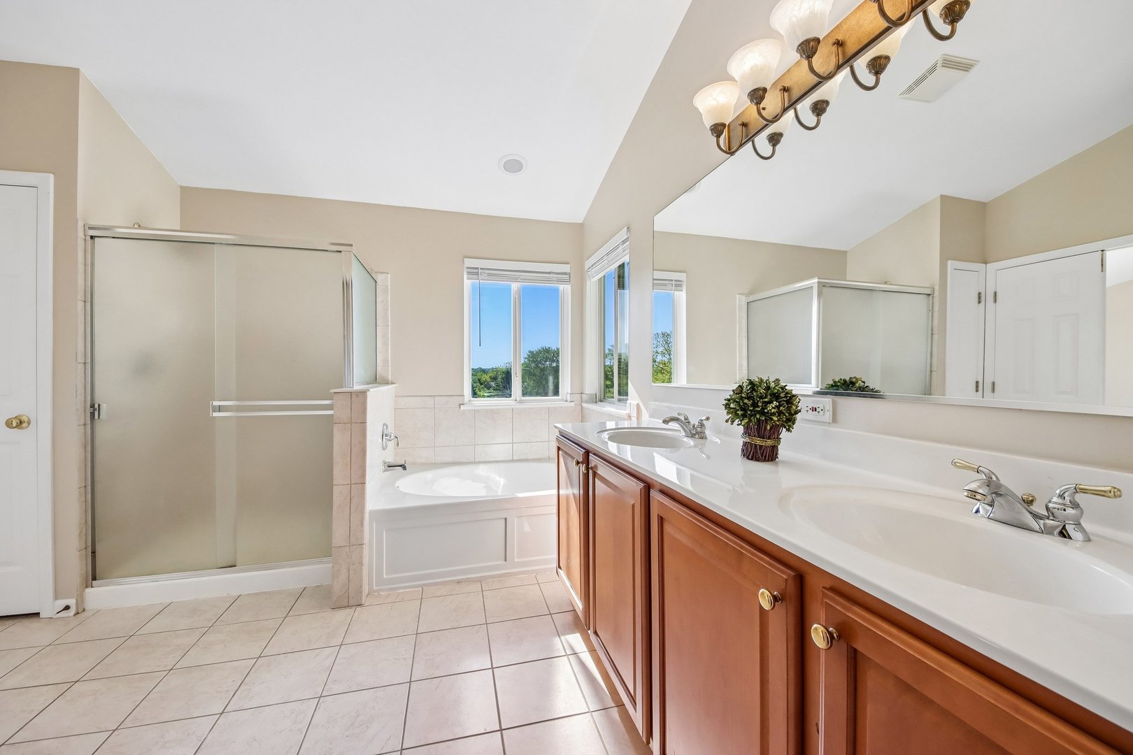 623 N Overlook Trail, Round Lake, IL 60073