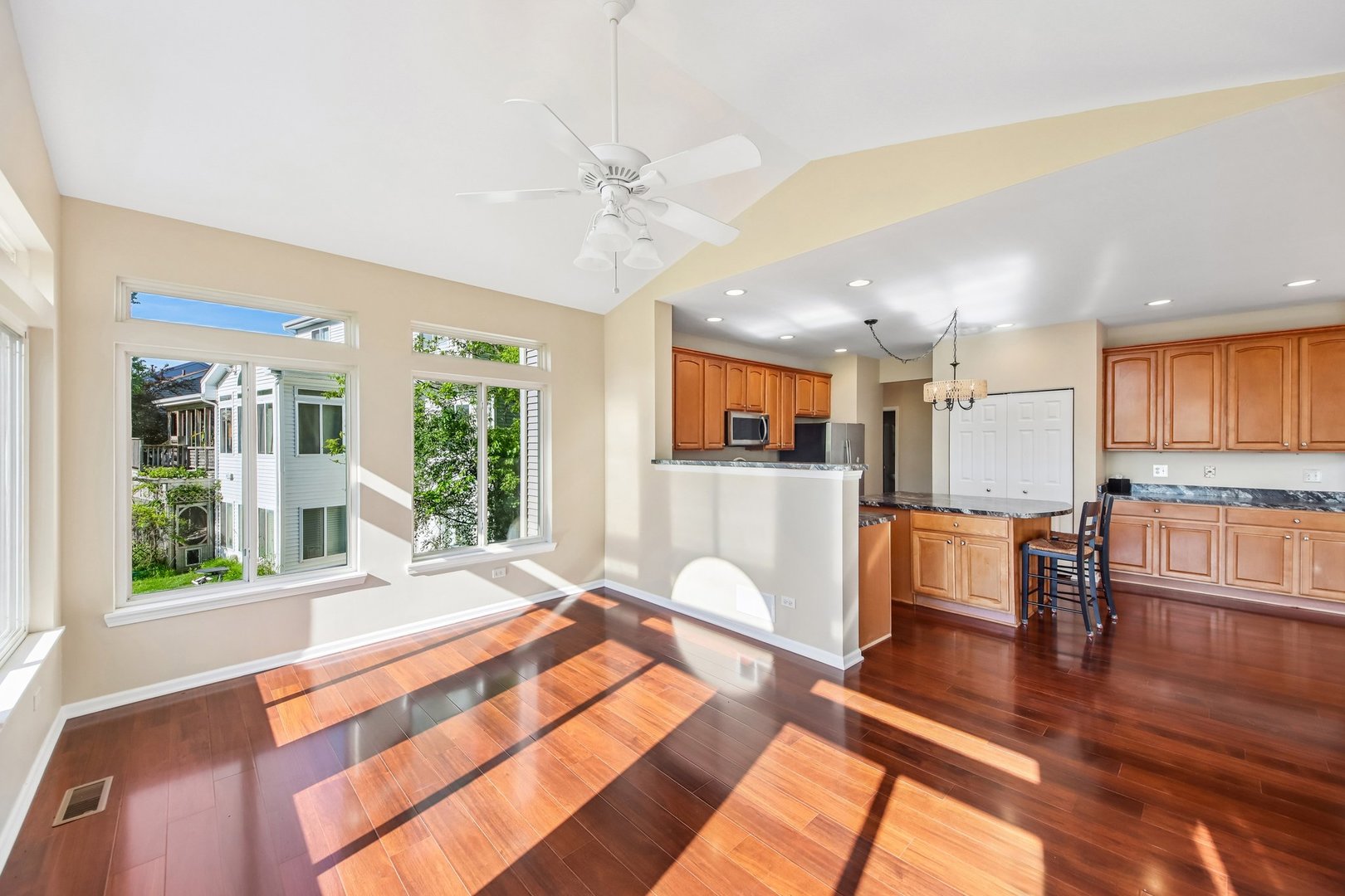 623 N Overlook Trail, Round Lake, IL 60073