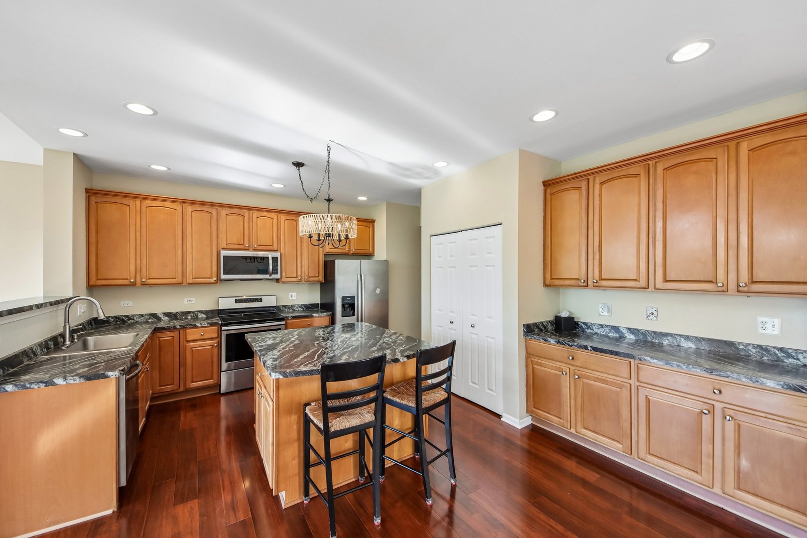 623 N Overlook Trail, Round Lake, IL 60073