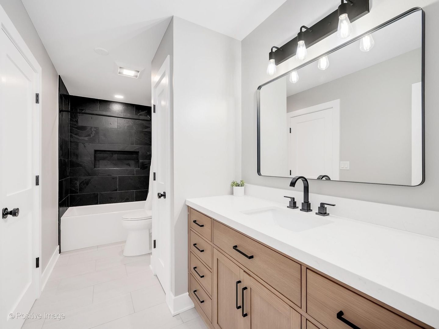 718 N Tamarac Boulevard, Addison, IL 60101