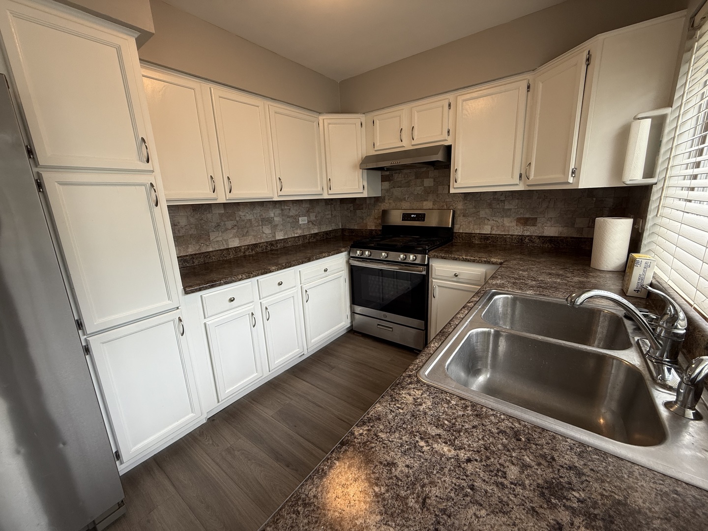 1927 GOVERNORS Lane, Hoffman Estates, IL 60169