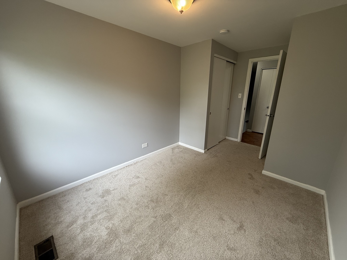 1927 GOVERNORS Lane, Hoffman Estates, IL 60169