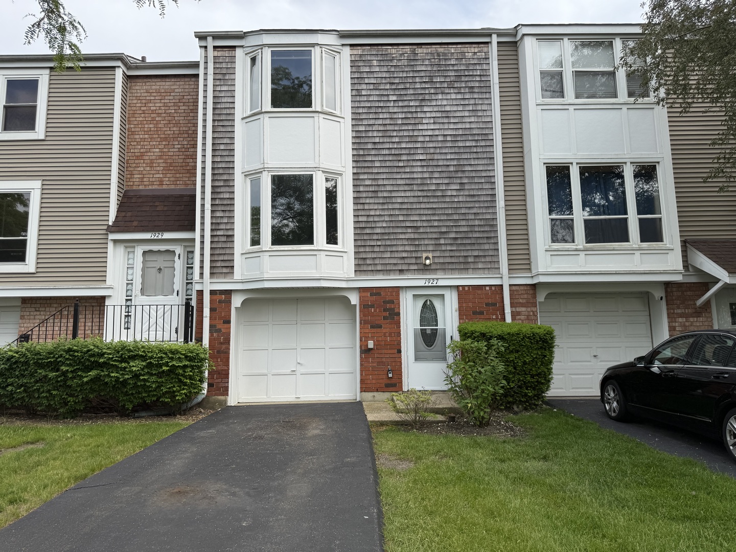 1927 GOVERNORS Lane, Hoffman Estates, IL 60169