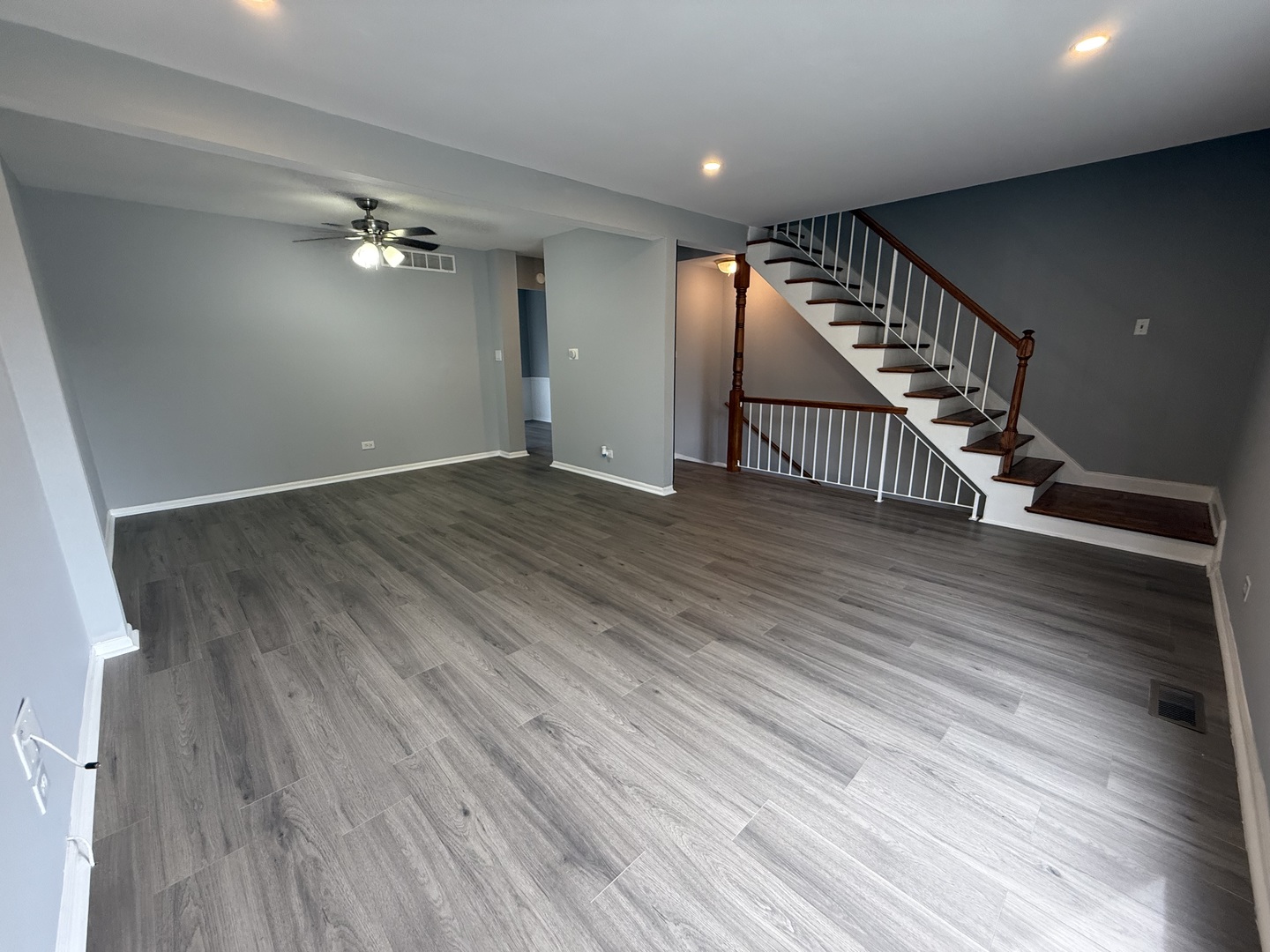 1927 GOVERNORS Lane, Hoffman Estates, IL 60169