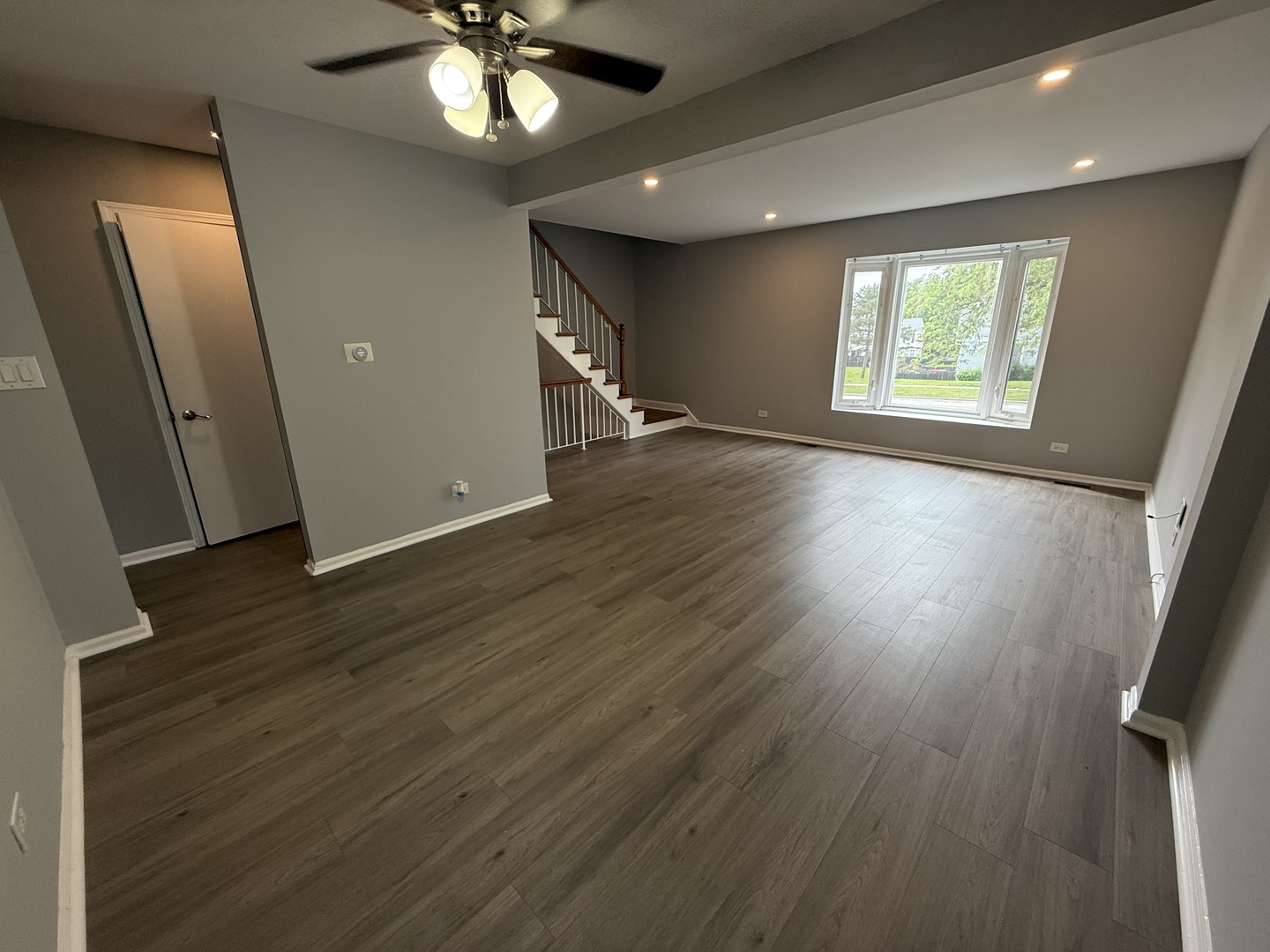 1927 GOVERNORS Lane, Hoffman Estates, IL 60169