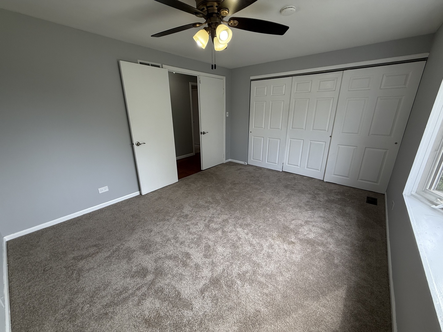 1927 GOVERNORS Lane, Hoffman Estates, IL 60169