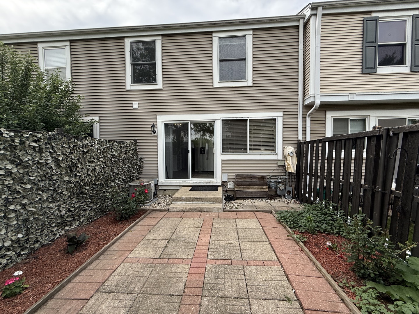 1927 GOVERNORS Lane, Hoffman Estates, IL 60169