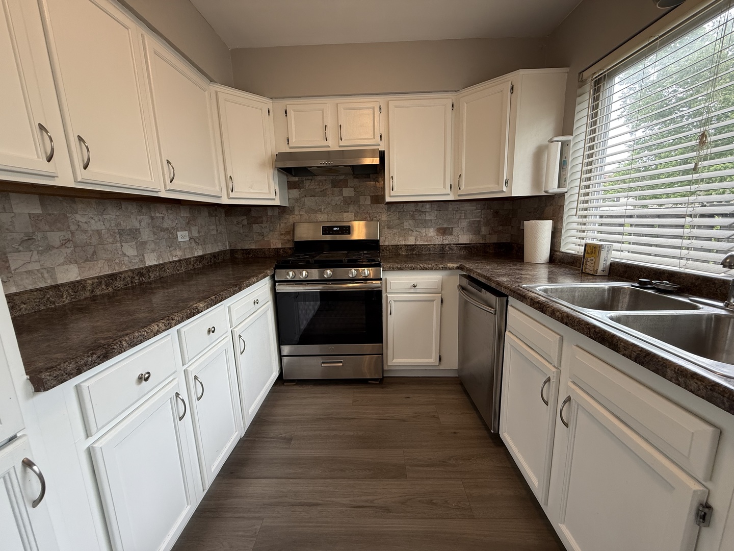 1927 GOVERNORS Lane, Hoffman Estates, IL 60169