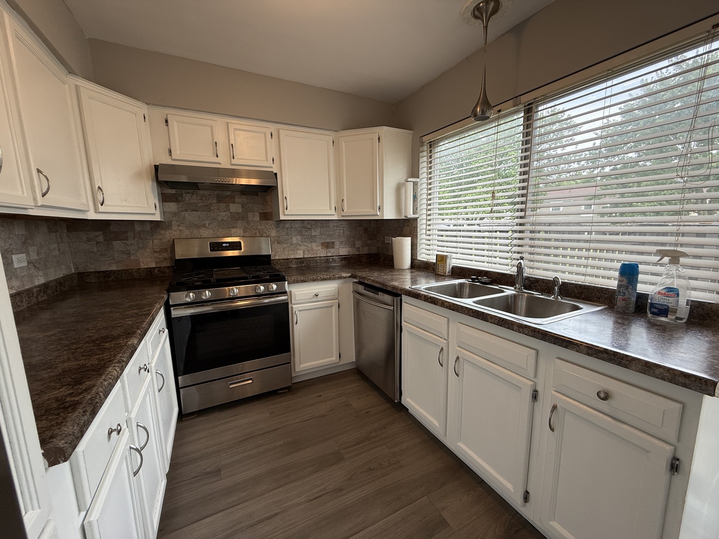 1927 GOVERNORS Lane, Hoffman Estates, IL 60169