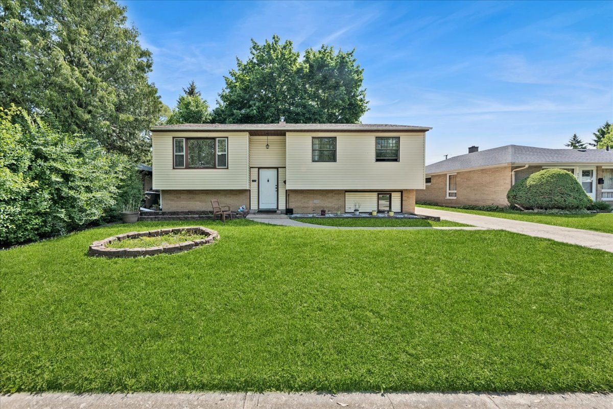 2325 Yeoman Street, Waukegan, IL 60087