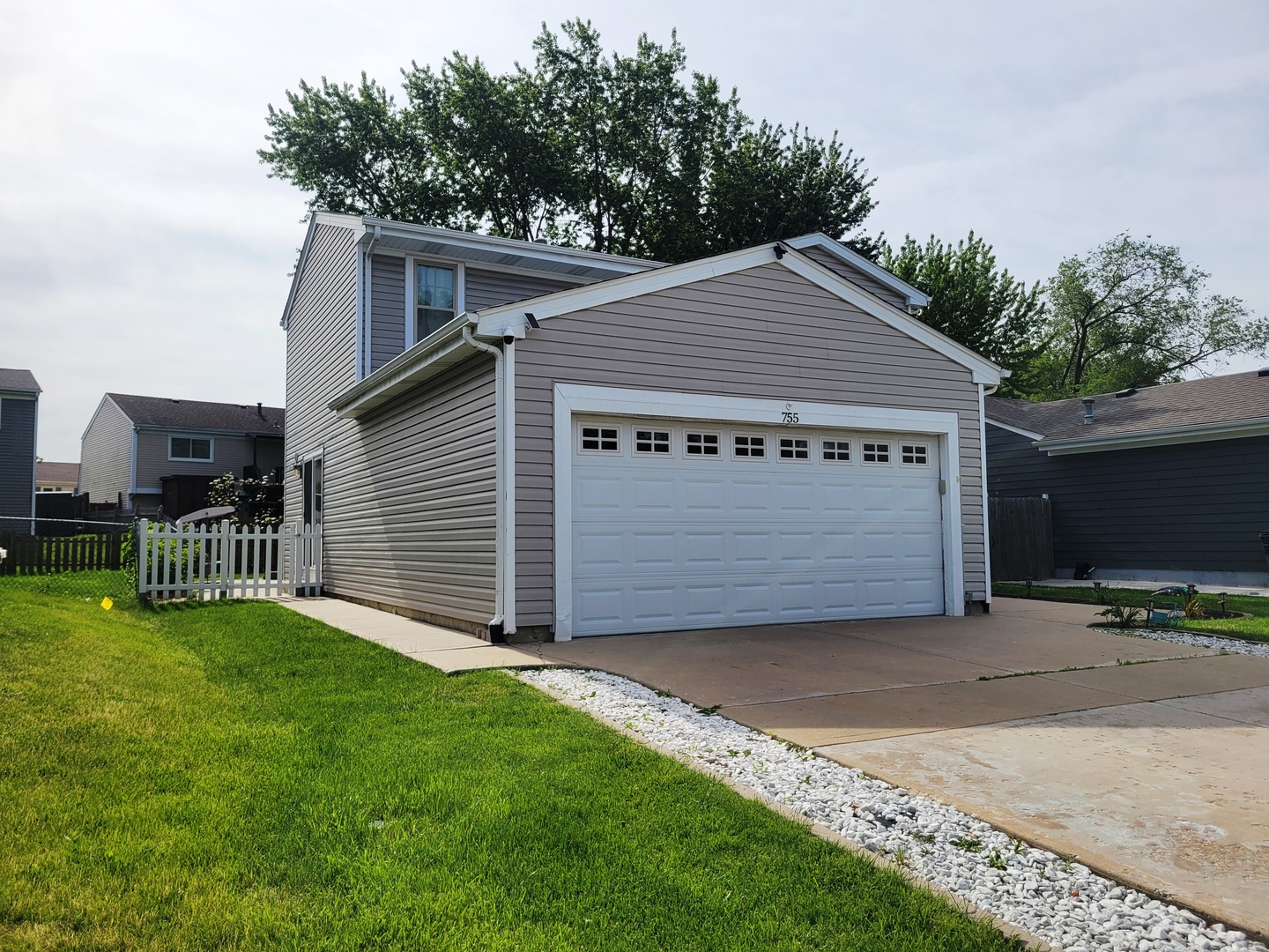 755 Rodenburg Road, Roselle, IL 60172