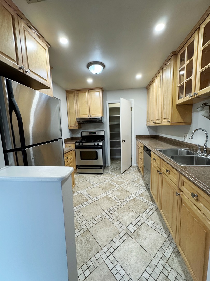 576 Greystone Lane #C2, Wheeling, IL 60090