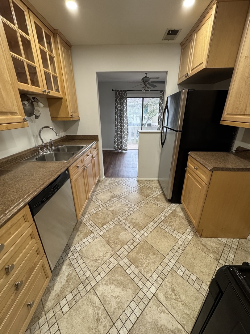 576 Greystone Lane #C2, Wheeling, IL 60090
