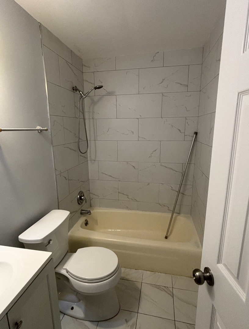 555 Deepwoods Drive #2E, Mundelein, IL 60060