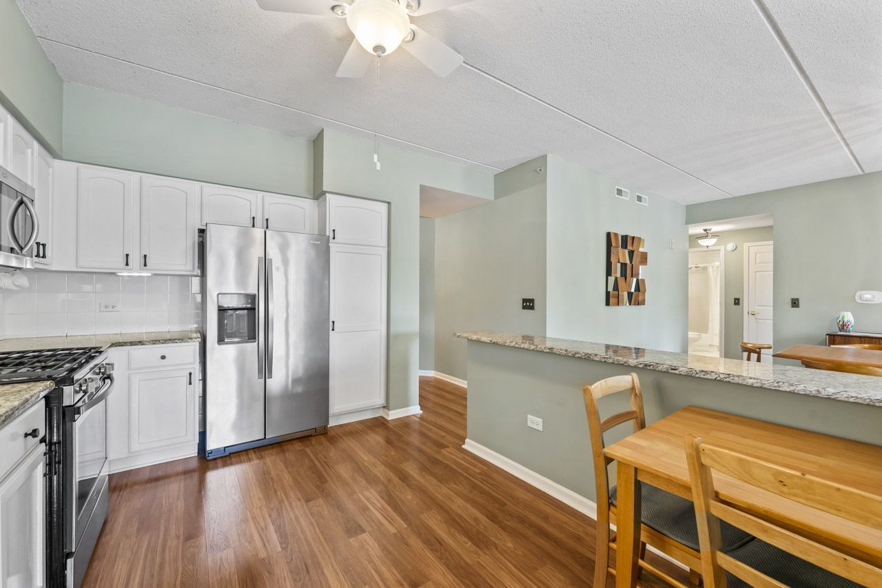 3451 N Carriageway Drive #202, Arlington Heights, IL 60004