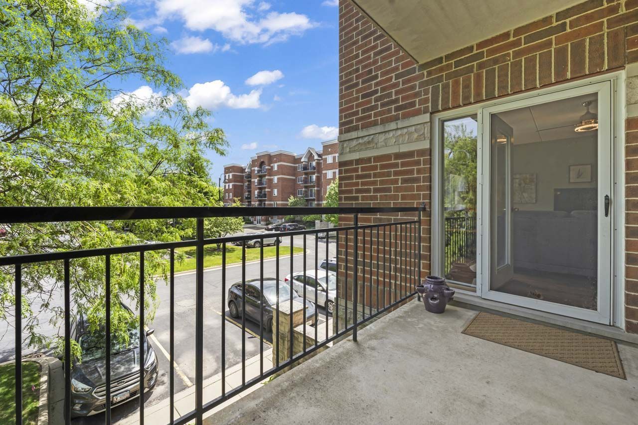 3451 N Carriageway Drive #202, Arlington Heights, IL 60004