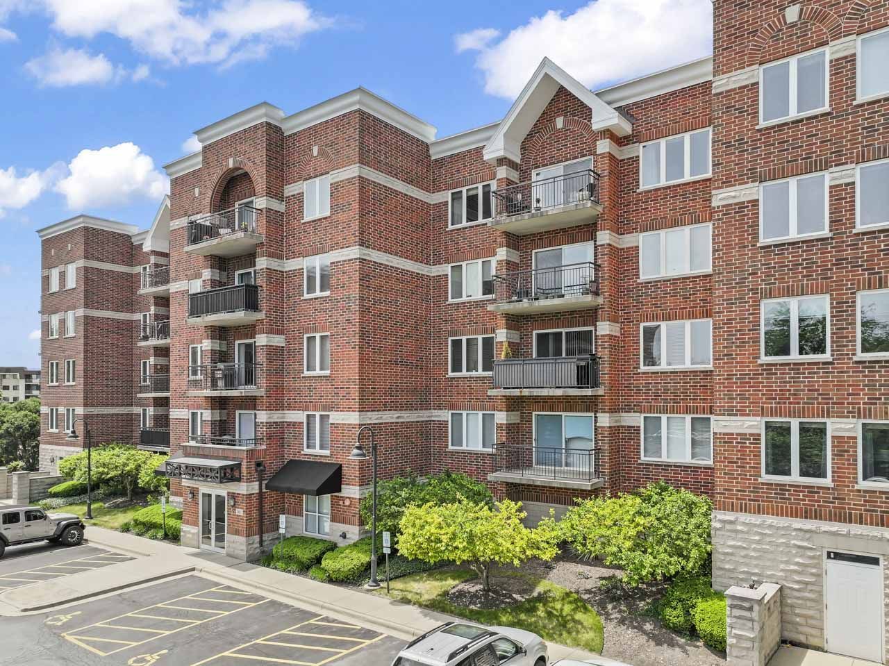 3451 N Carriageway Drive #202, Arlington Heights, IL 60004