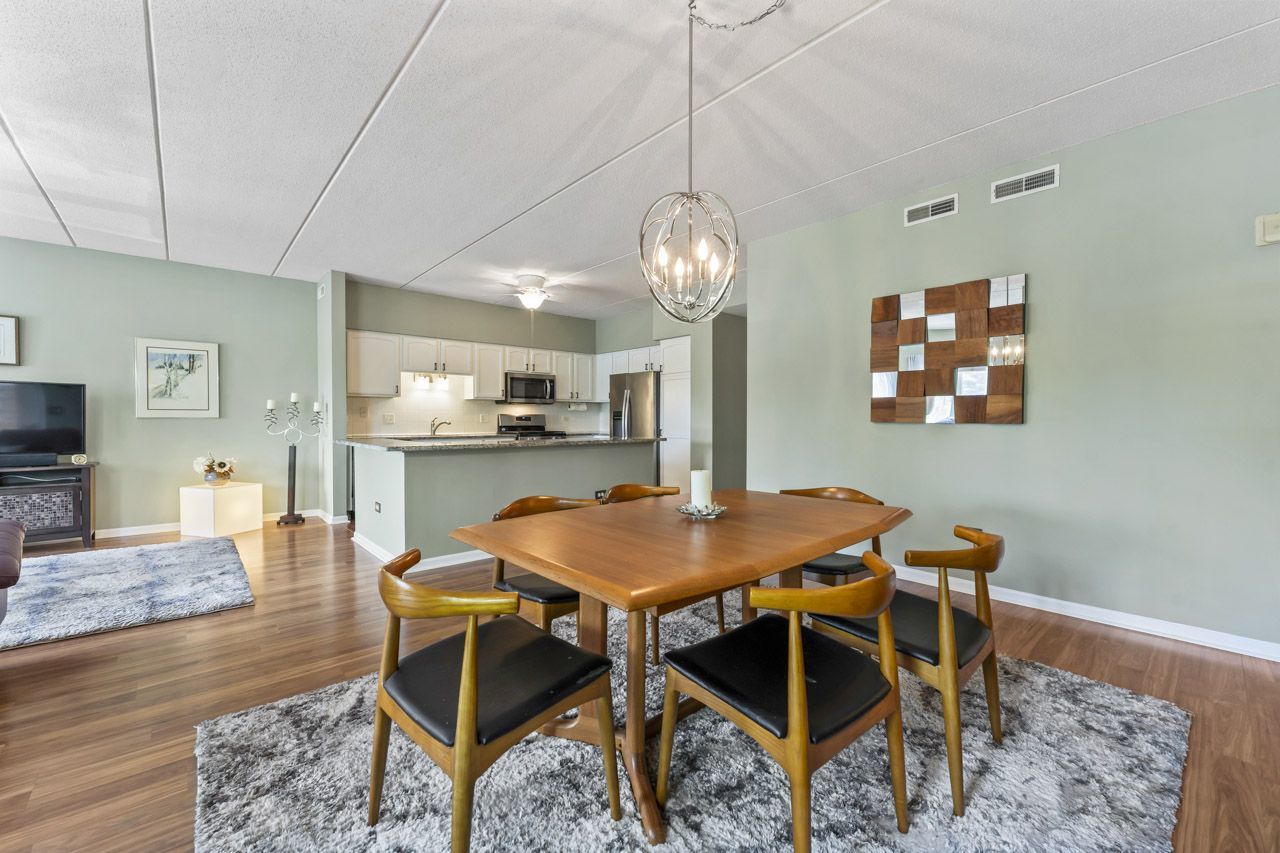 3451 N Carriageway Drive #202, Arlington Heights, IL 60004