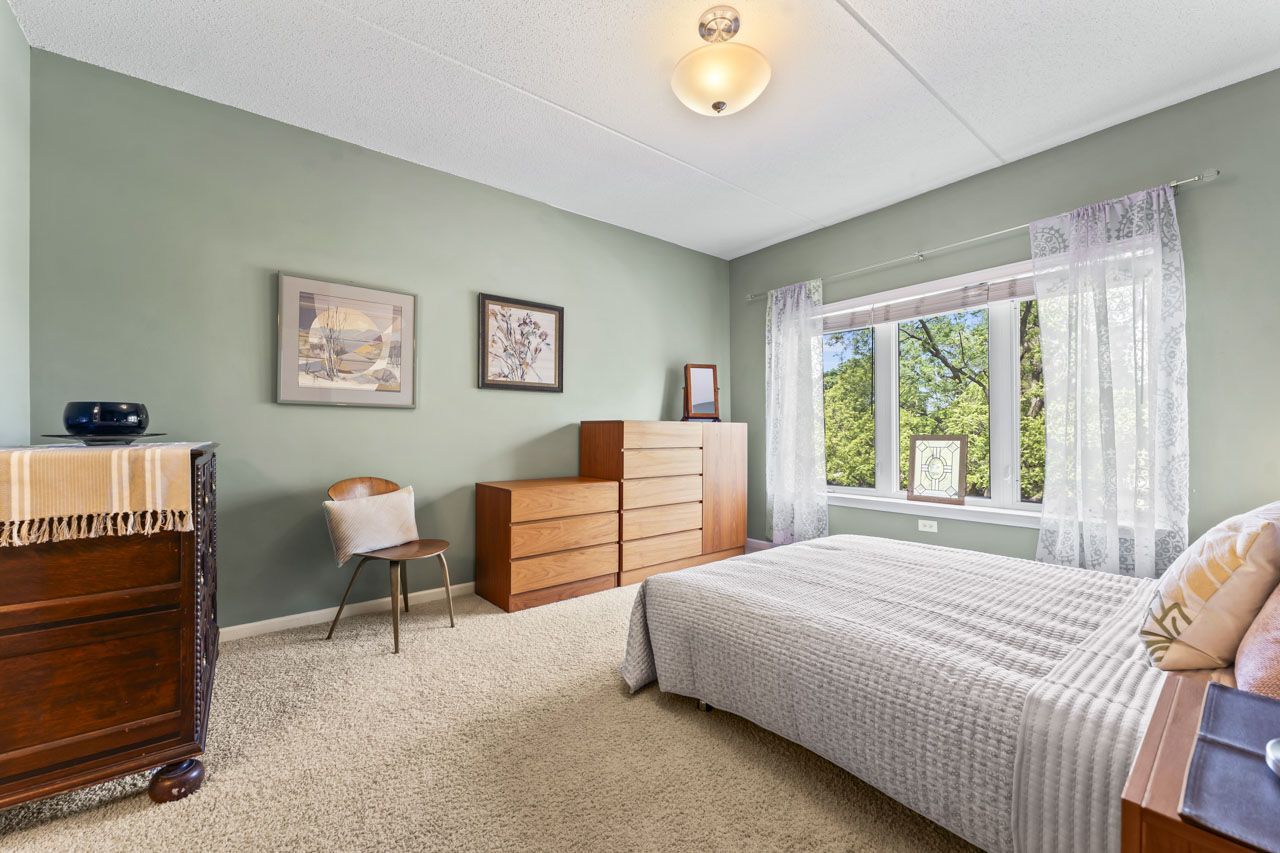 3451 N Carriageway Drive #202, Arlington Heights, IL 60004