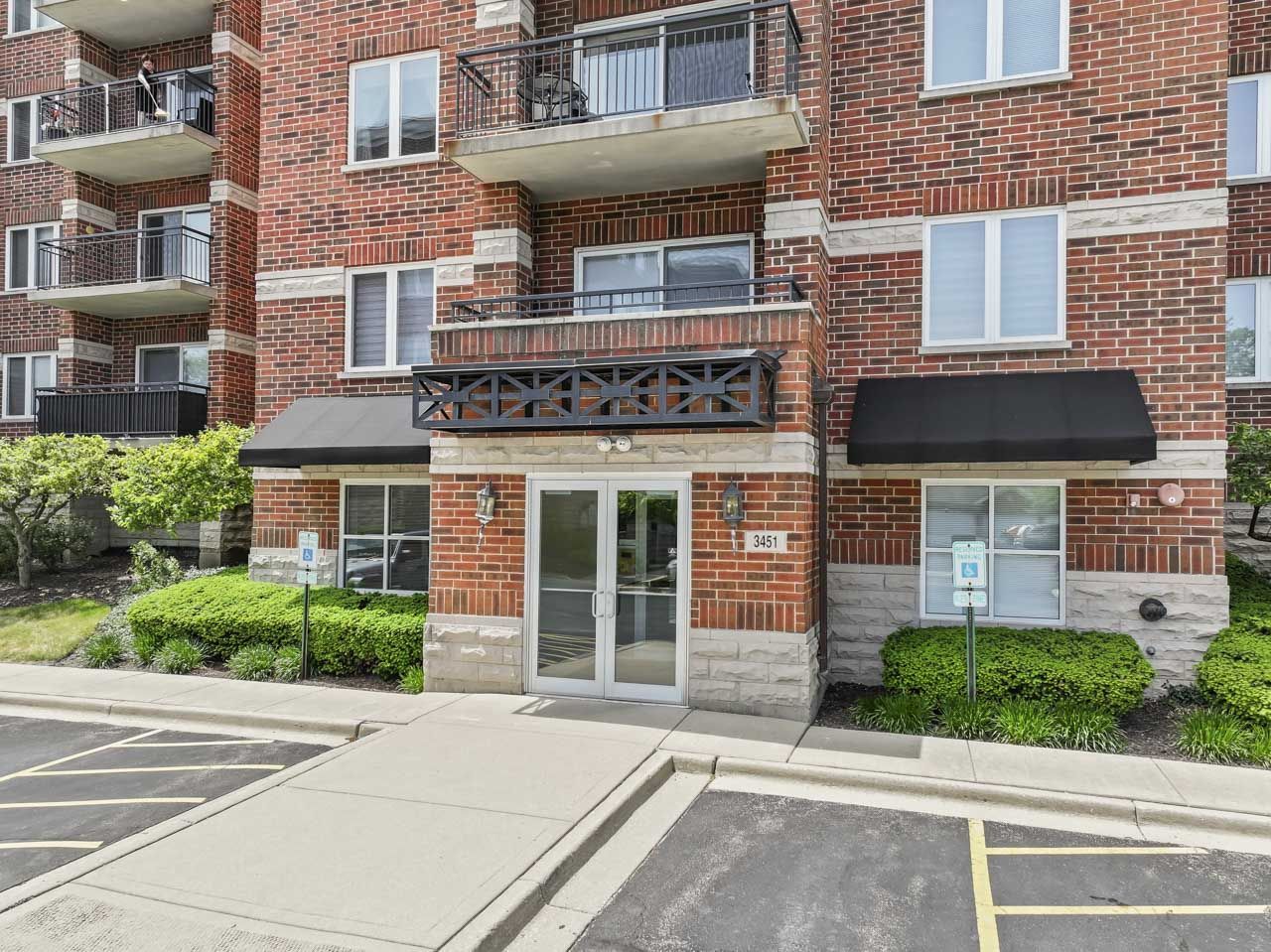 3451 N Carriageway Drive #202, Arlington Heights, IL 60004