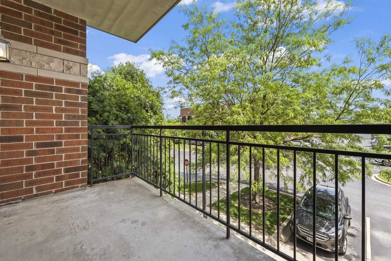 3451 N Carriageway Drive #202, Arlington Heights, IL 60004